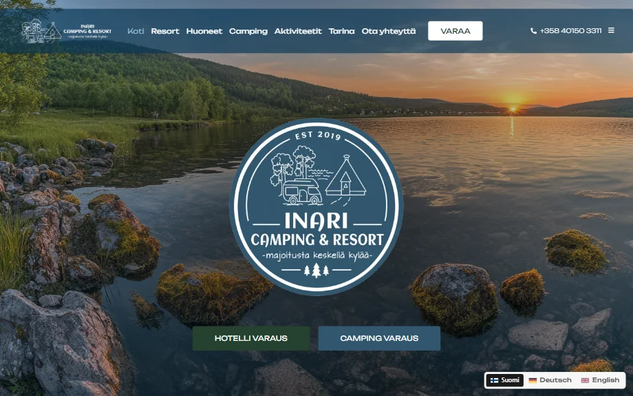 Inari Camping & Resortin etusivu: järvimaisema auringonlaskussa ja kaksi varausnappia.