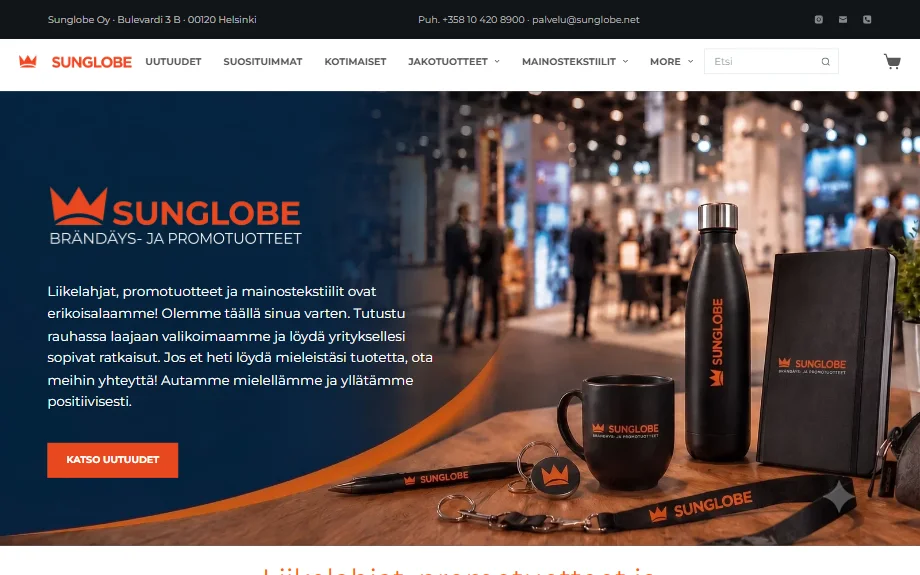 Sunglobe.nets startsida: en mörkblå presentationsbild med logotyptryckta dryckesflaskor, en mugg och en anteckningsbok.